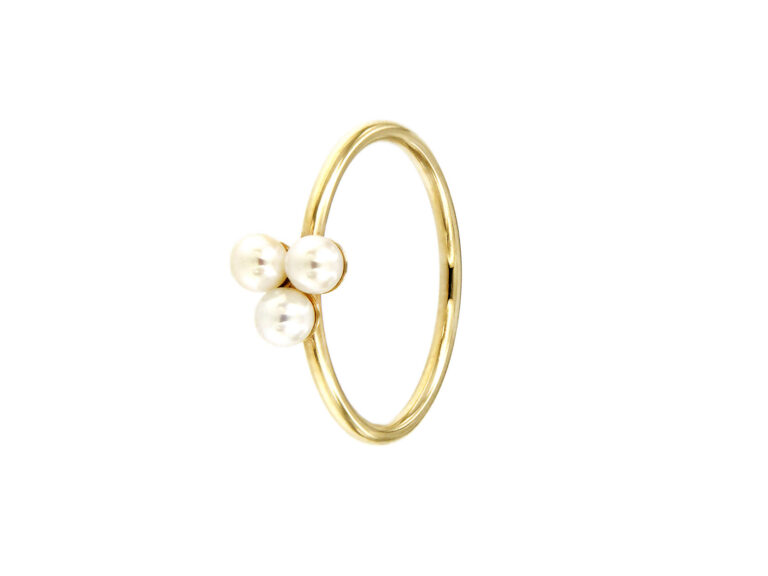 Ring with 3 pearls