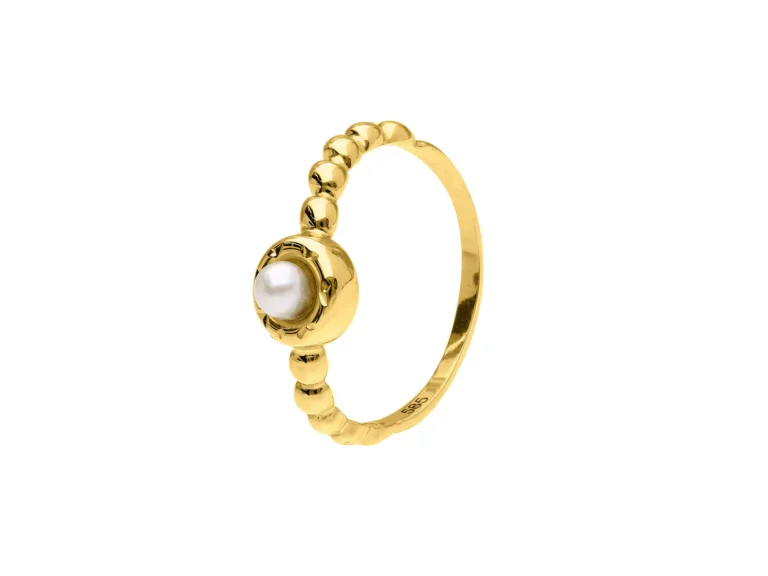 Ring with pearl