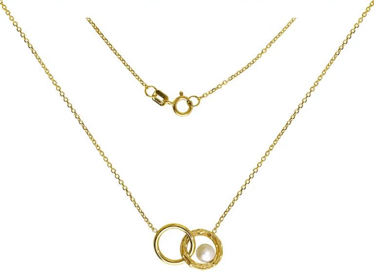 Classic pearl necklace