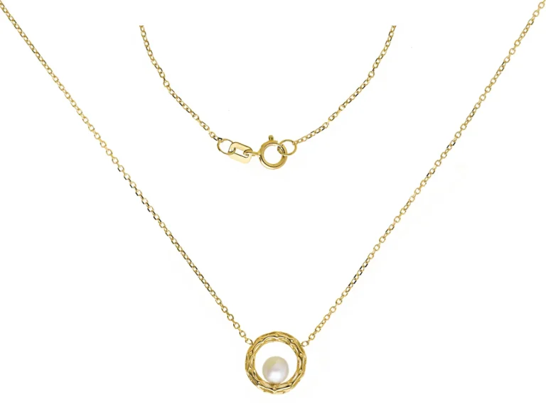 Classic pearl necklace